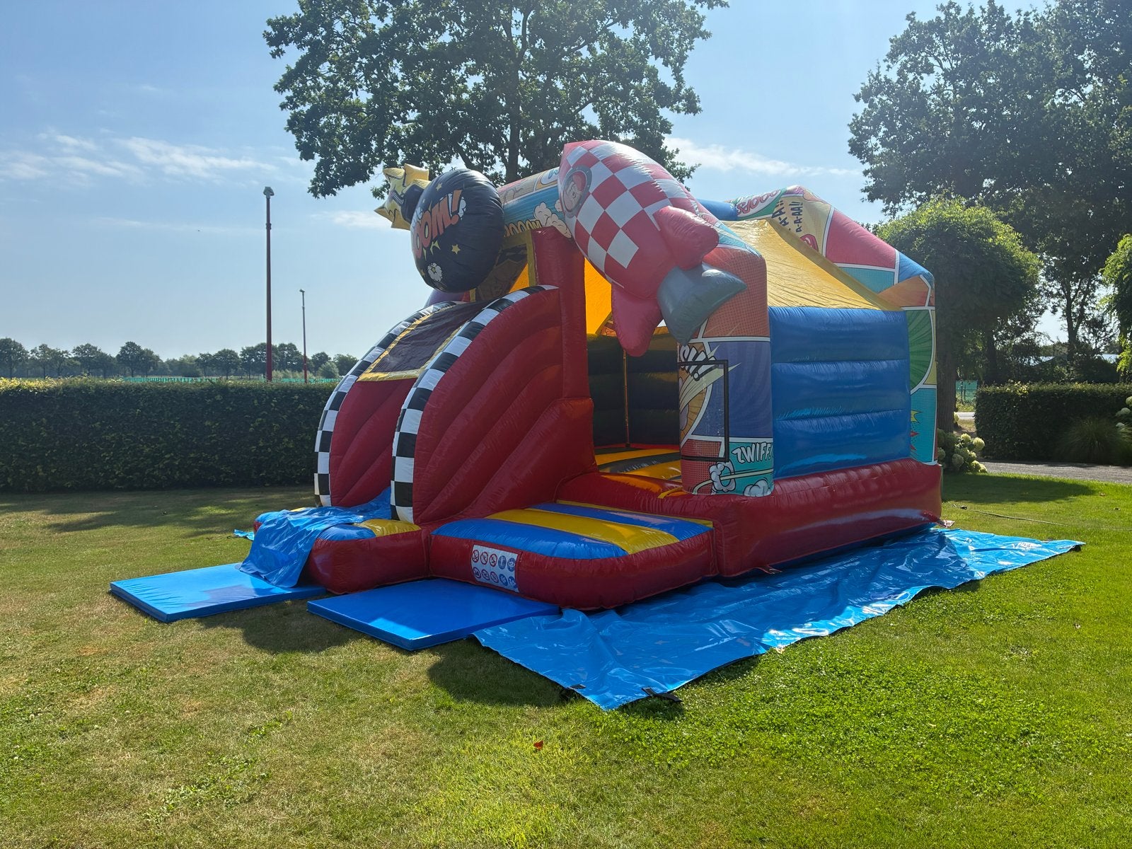 The huur: Springkussen met glijbaan - Superhelden thema, Ophalen of Verzenden, Zo goed als nieuw