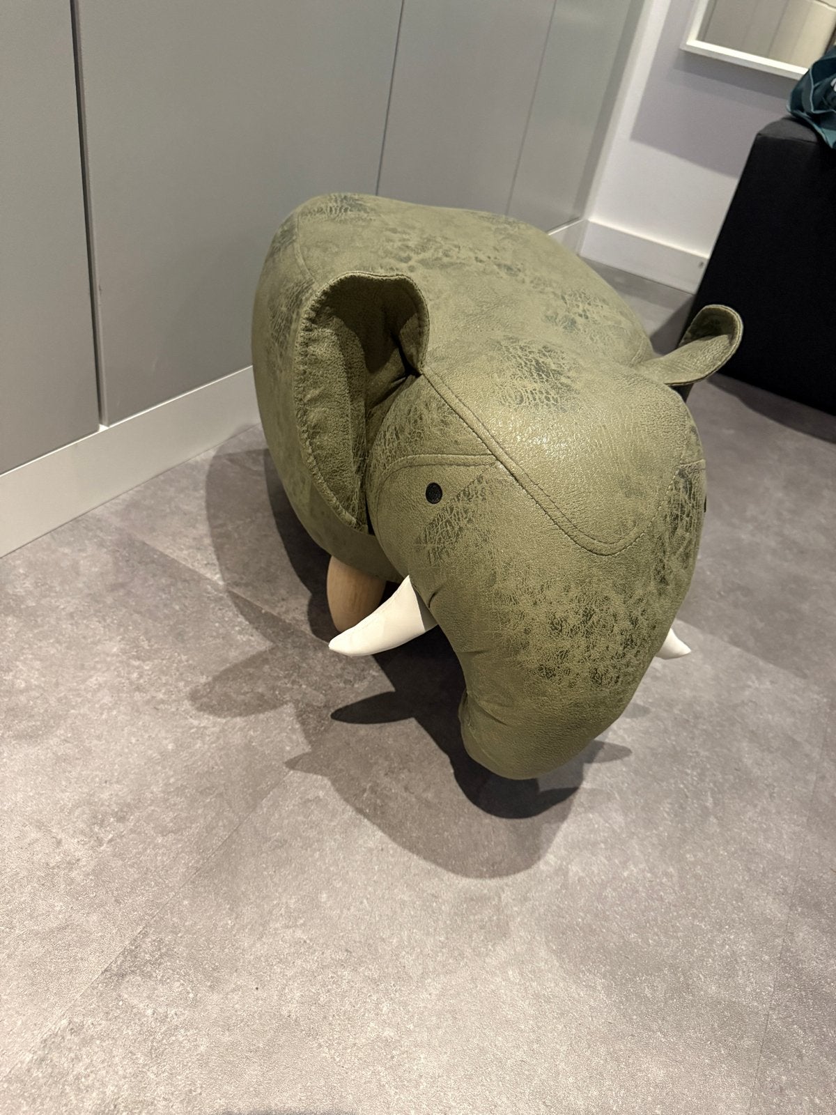 Olifant poef olijfgroen - Zo goed als nieuw, Huis en Inrichting, Ophalen, Zo goed als nieuw, Overige vormen, Stof