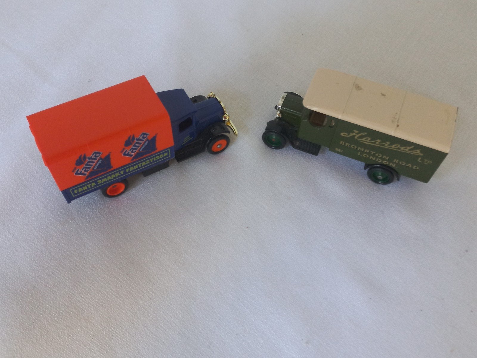 2  nieuwe metalen autootjes: Harrods Ltd & Fanta - Made in E, Ophalen of Verzenden, Gebruikt