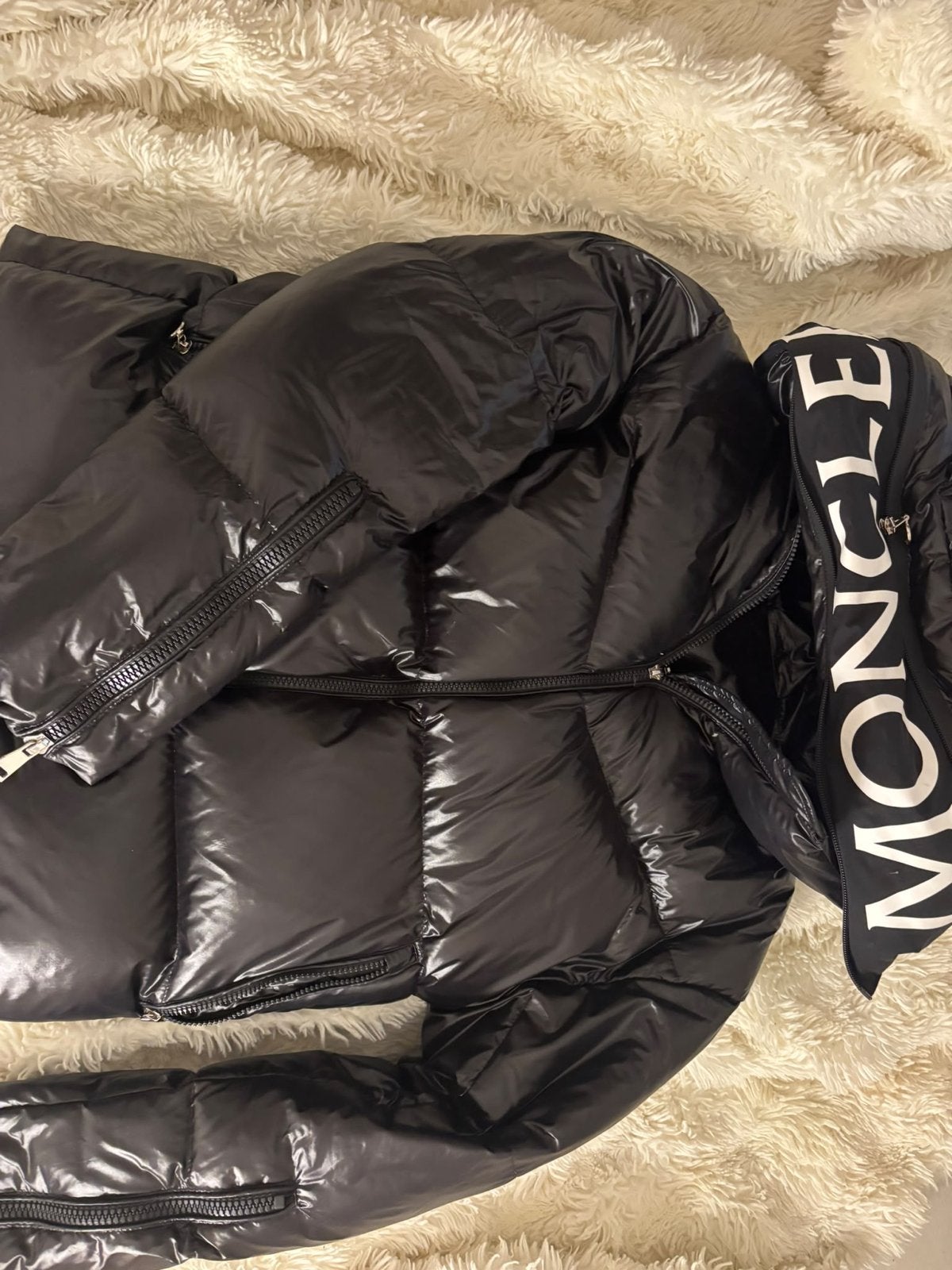 Moncler Grenoble Zwarte Glanzende Donsjas met Logo, Ophalen of Verzenden, Zo goed als nieuw, Maat 38/40 (M), Zwart