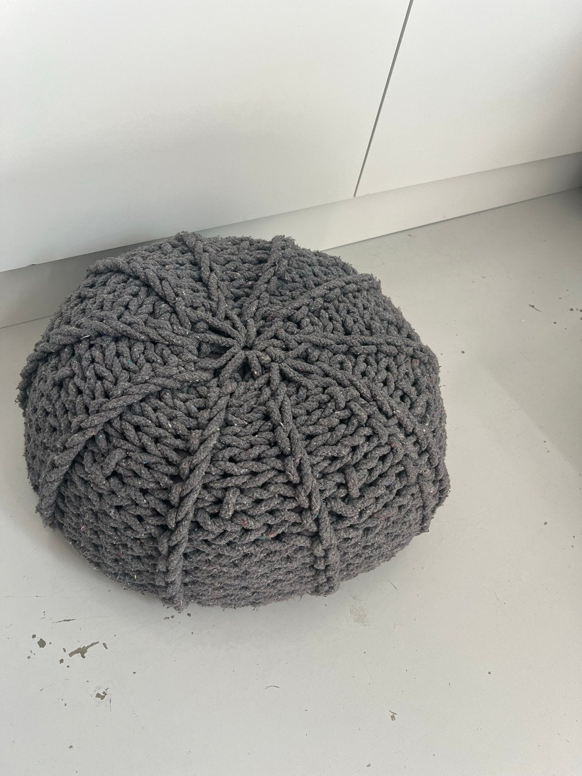 Grijze gehaakte poef - Zo goed als nieuw, Huis en Inrichting, Minder dan 50 cm, Rond, Ophalen of Verzenden, Zo goed als nieuw