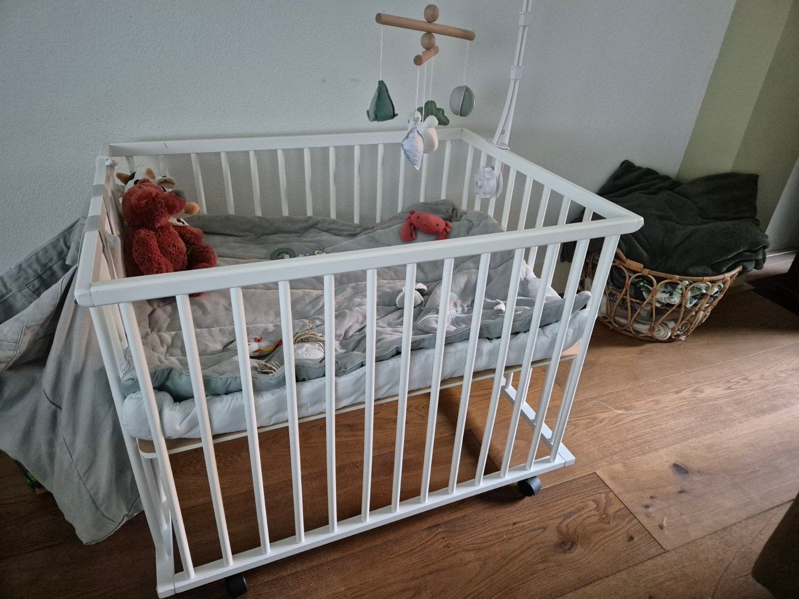 Wit houten Baby box, Kinderen en Baby's, Boxen, Ophalen, Gebruikt, Wieltjes