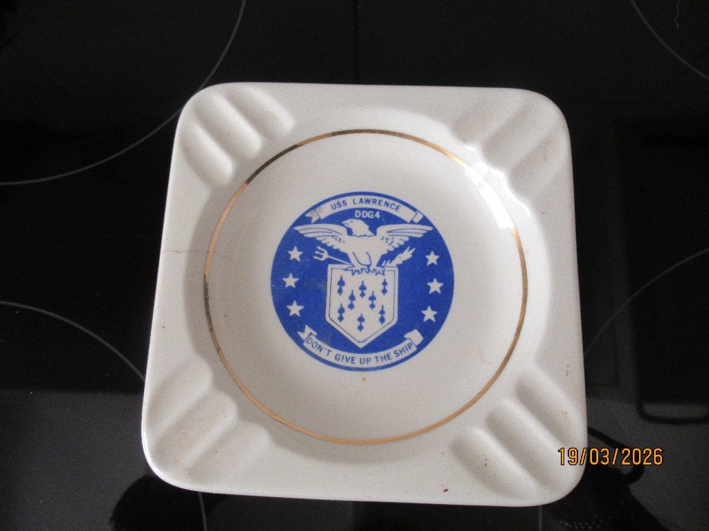ASBAK USS LAWRENCE DDG-4 WAPENJAGER AMERIKAANSE MARINE, Ophalen of Verzenden, Landmacht, Nederland, Embleem of Badge
