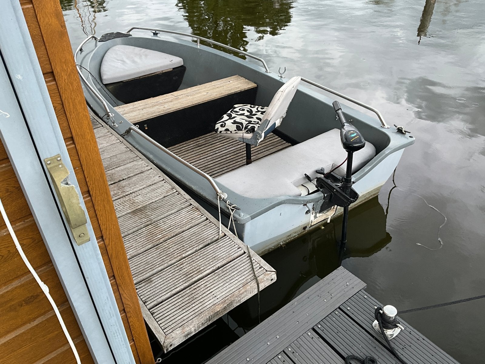 Polyester bootje, L4 m, B1,5 m, zonder motor.
