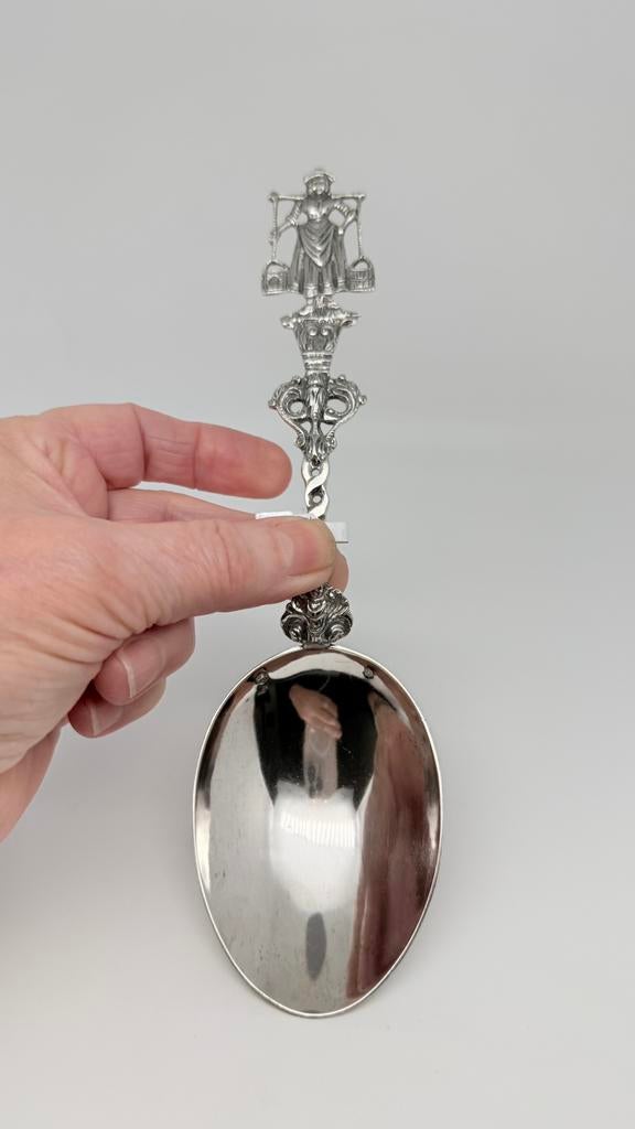 Hollands zilveren geboortelepel uit 1929!. Motief: boerin., Antiek en Kunst, Antiek | Goud en Zilver, Verzenden, Zilver