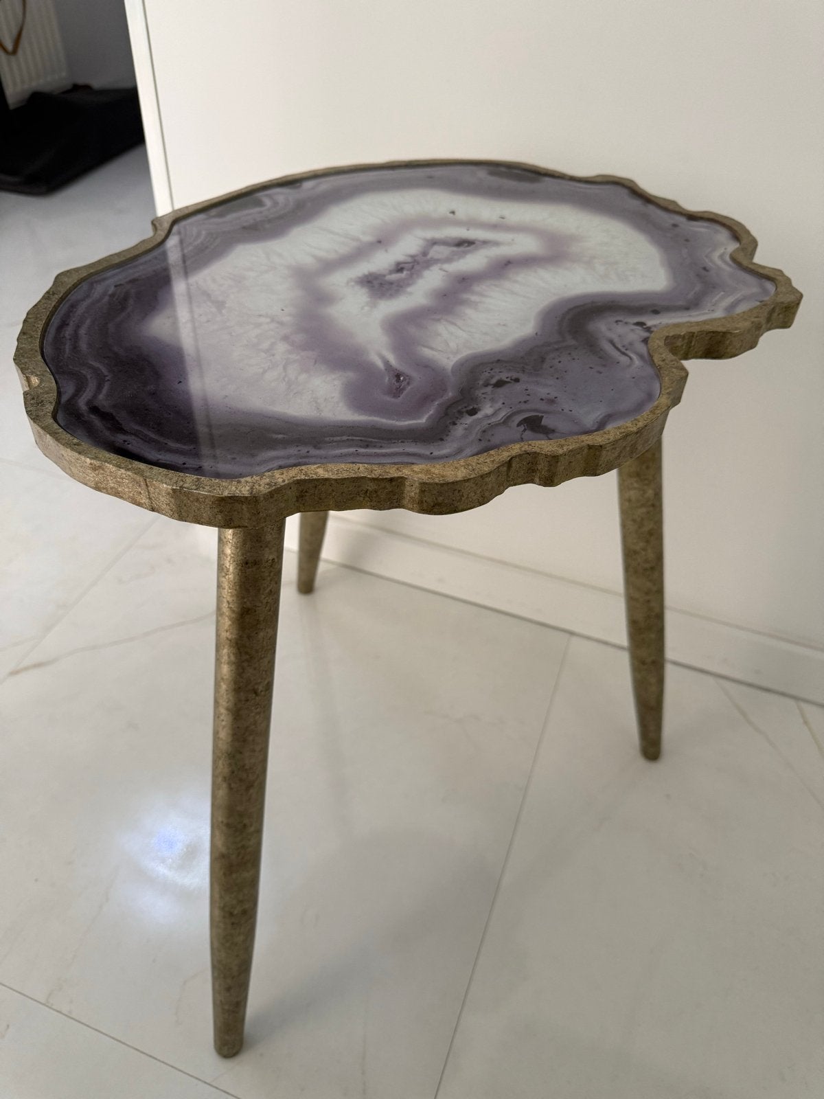 Gouden bijzettafel met marmerenlook blad, Huis en Inrichting, Minder dan 55 cm, Metaal of Aluminium, Zo goed als nieuw, Overige vormen