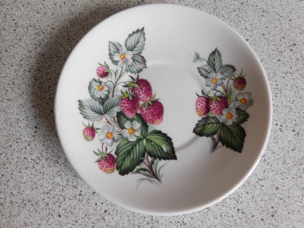 Schotel 12,5 cm. Strawberry Taylor & Kent by Elizabethan, Ophalen of Verzenden, Zo goed als nieuw, Overige stijlen, Kop(pen) en/of Schotel(s)