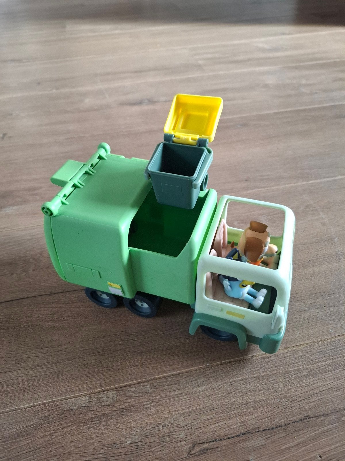 Bluey vuilniswagen met figuren, Ophalen, Zo goed als nieuw
