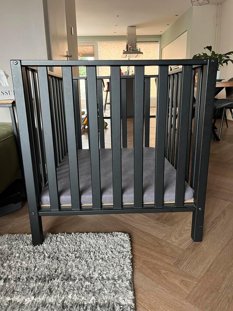 Zwarte box (TWF Box Fleur) incl. Boxmatras en 2x hoeslakens, Ophalen of Verzenden, Gebruikt, Vierkant, In hoogte verstelbaar
