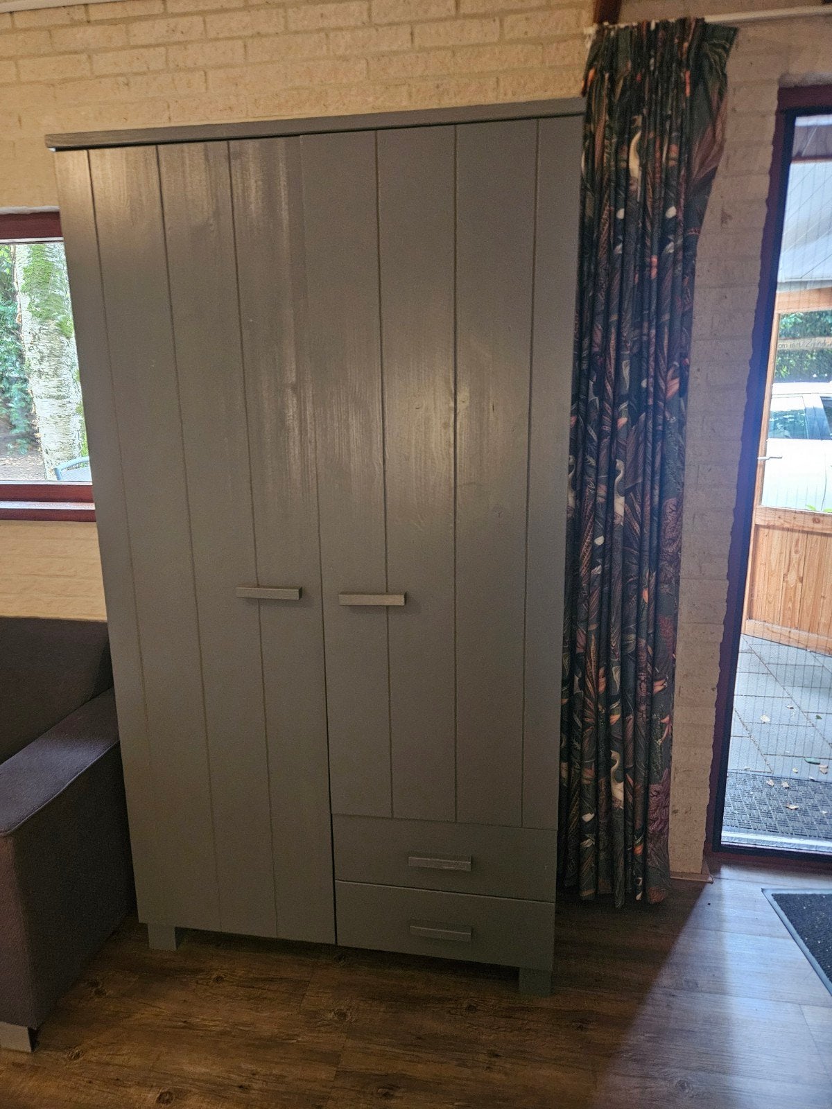 WOOOD Dennis 2-deurs kledingkast met laden, Huis en Inrichting, Ophalen, Gebruikt, 100 tot 150 cm, Modern, Scandinavisch