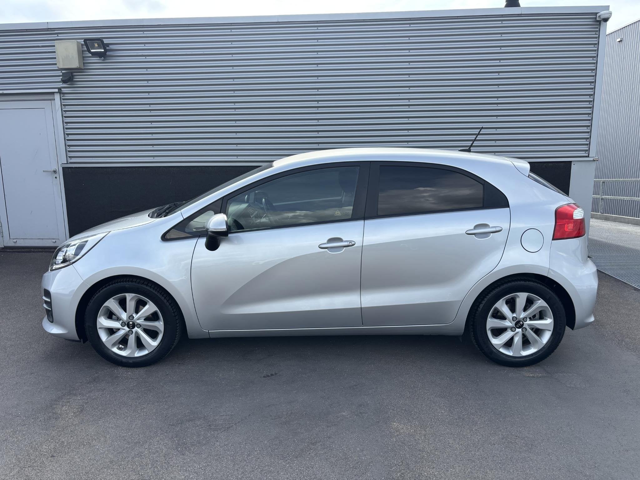 Kia Rio 1.2 CVVT ExecutiveLine Nieuw geleverd en dealeronder, Auto's, Euro 6, 4 cilinders, Origineel Nederlands, Handgeschakeld