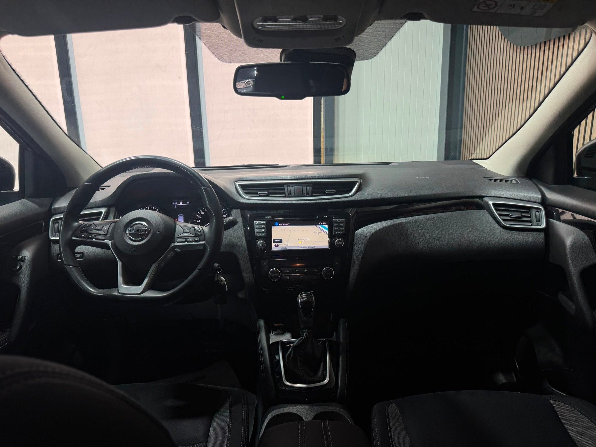 Nissan Qashqai 1.2 Tekna / Cruise Control / Full Map Navigat, Dealer onderhouden, Gebruikt, 4 cilinders, Automatische klimaatregeling