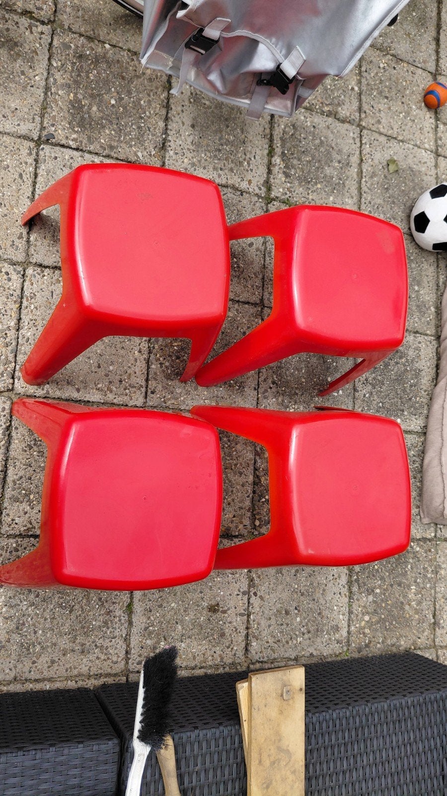 Set van 4 rode kunststof krukjes, Ophalen