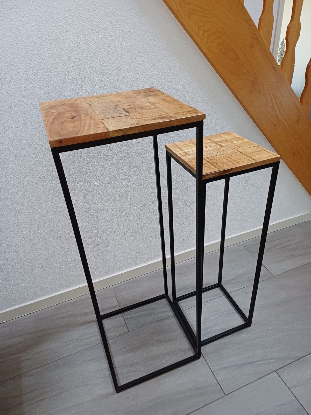 Set van 2 decoratieve pilaren zwart metaal met mangohout, Huis en Inrichting, Ophalen, Zo goed als nieuw