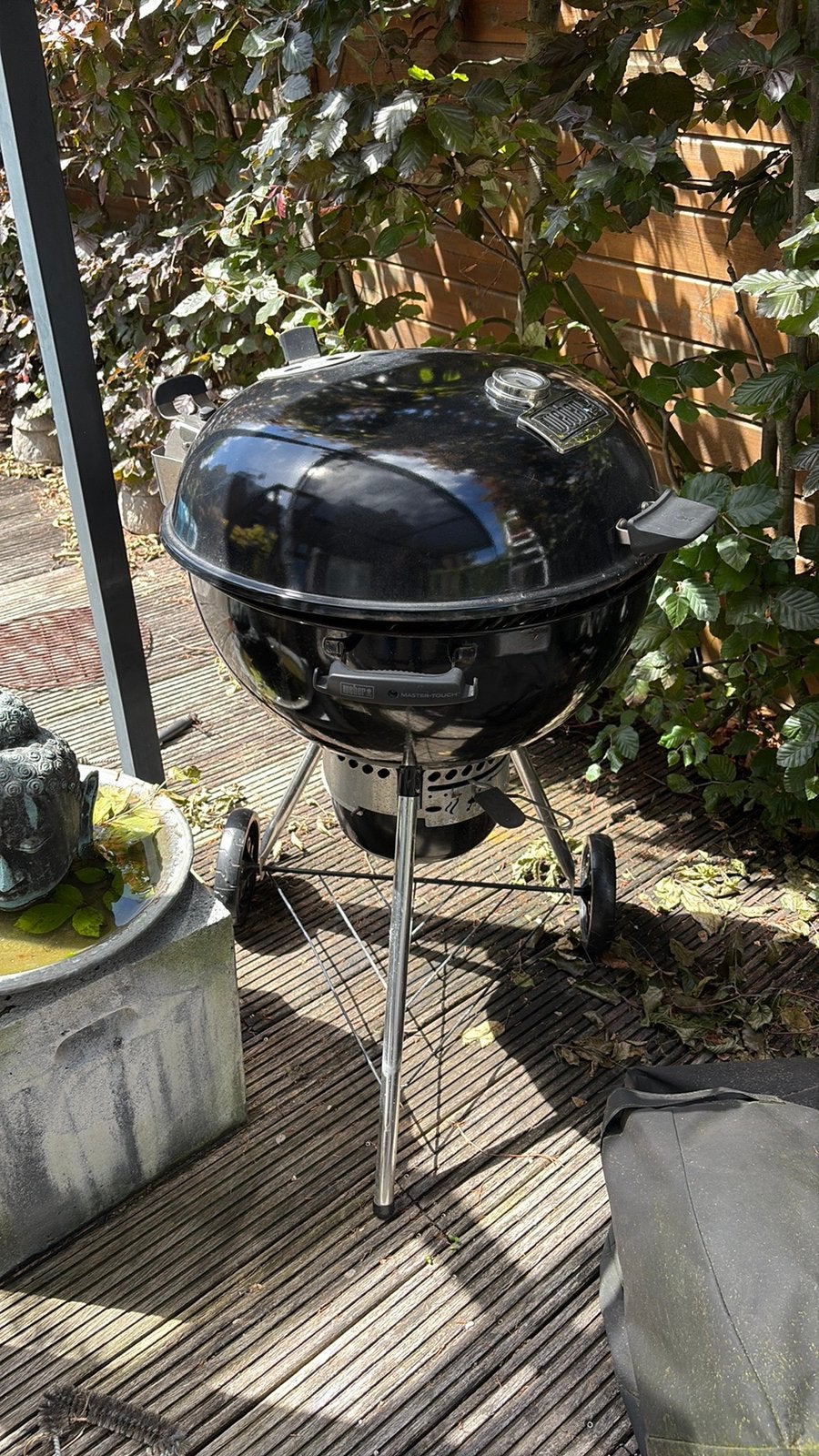 WEBER MASTER TOUCH BBQ MET THERMOMETER EN HOES, Ophalen of Verzenden, Zo goed als nieuw