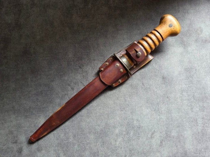 Repro schede voor Nederlandse M1917 stormdolk donkerbruin, Ophalen of Verzenden, Landmacht, Nederland, Mes of Dolk