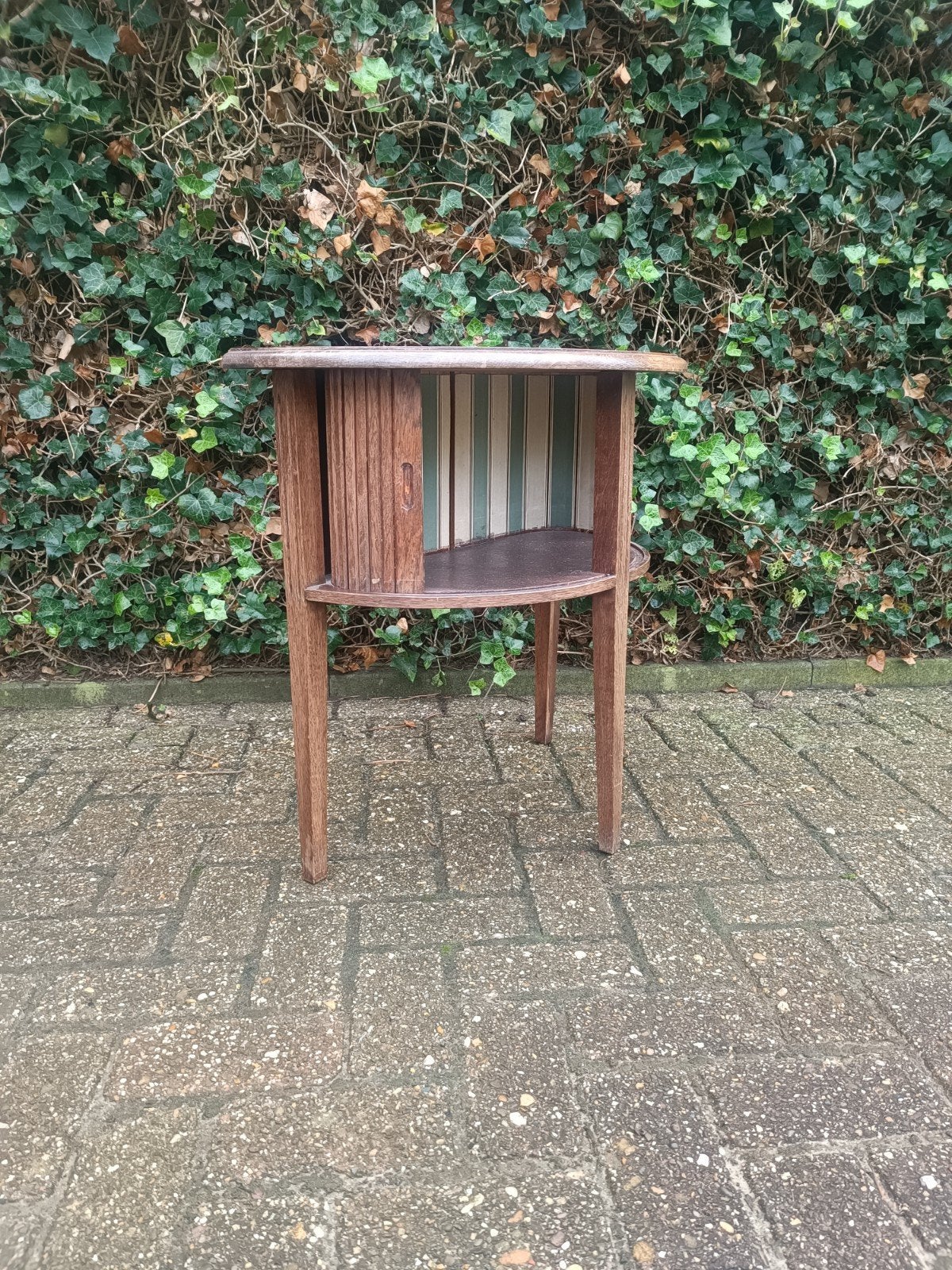 Antieke Oude halve maan kastje met jaloezie deurtjes., Antiek en Kunst, Ophalen