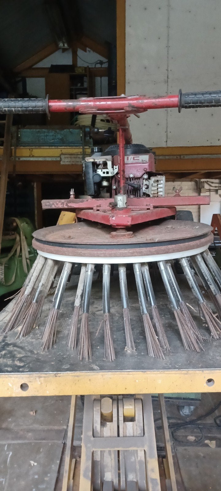 2x Leyland Weep veegmachine met Briggs & Stratton motor, Tuin en Terras, Veegmachines, Ophalen