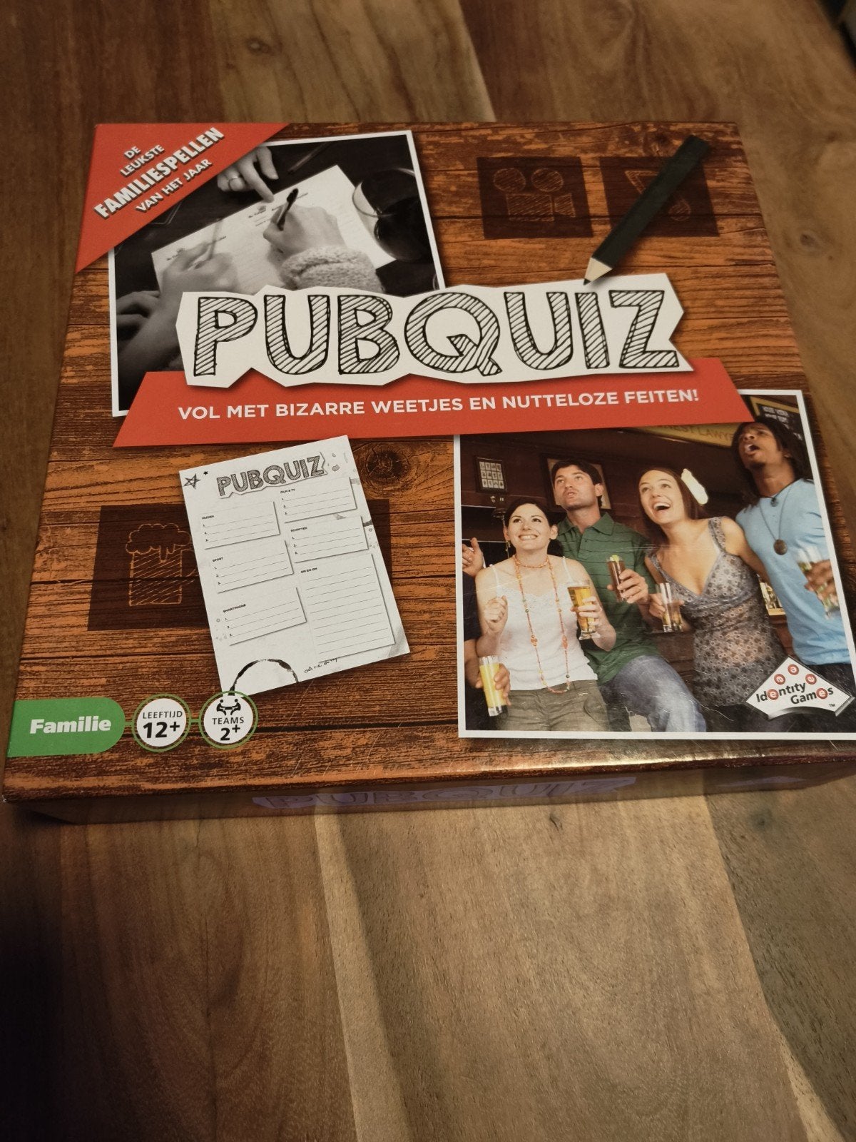 Pubquiz Bordspel - Vol met weetjes en nutteloze feiten!, Vijf spelers of meer, Ophalen of Verzenden, Zo goed als nieuw, Identity Games