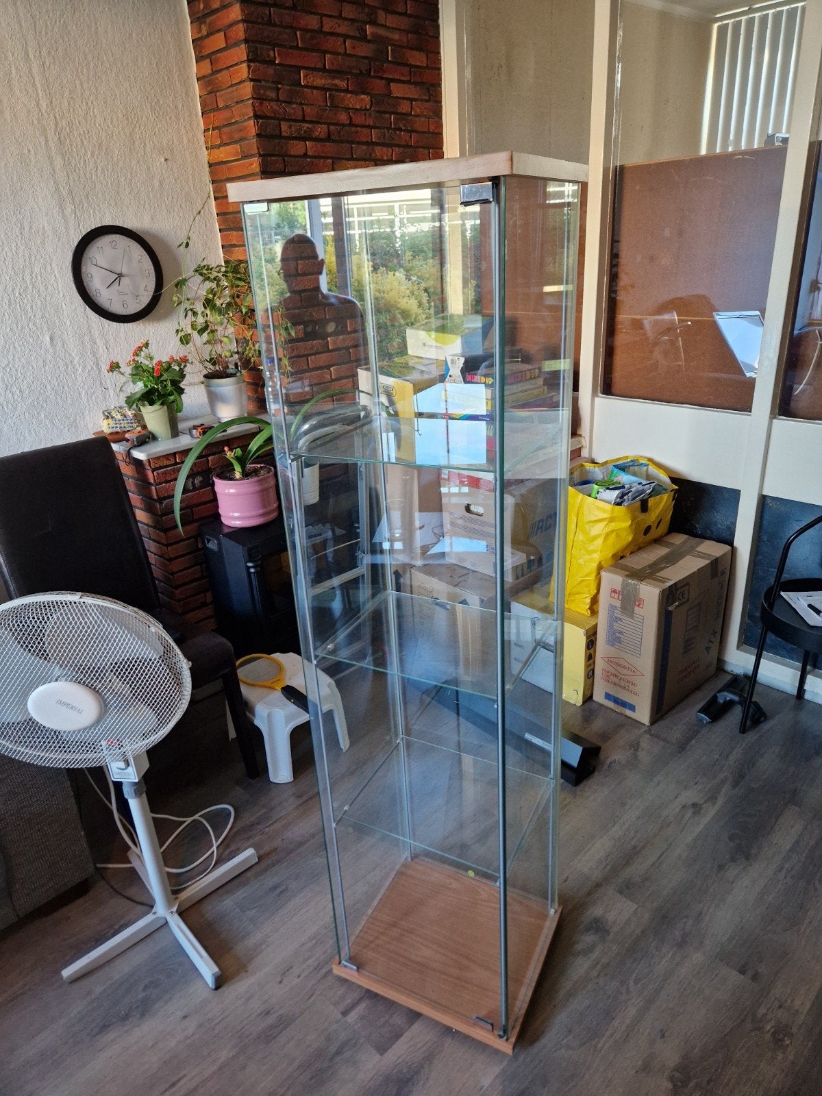 Glazen Vitrinekast met Houten Boven- en Onderkant, Ophalen, Glas, 50 tot 100 cm, 150 tot 200 cm