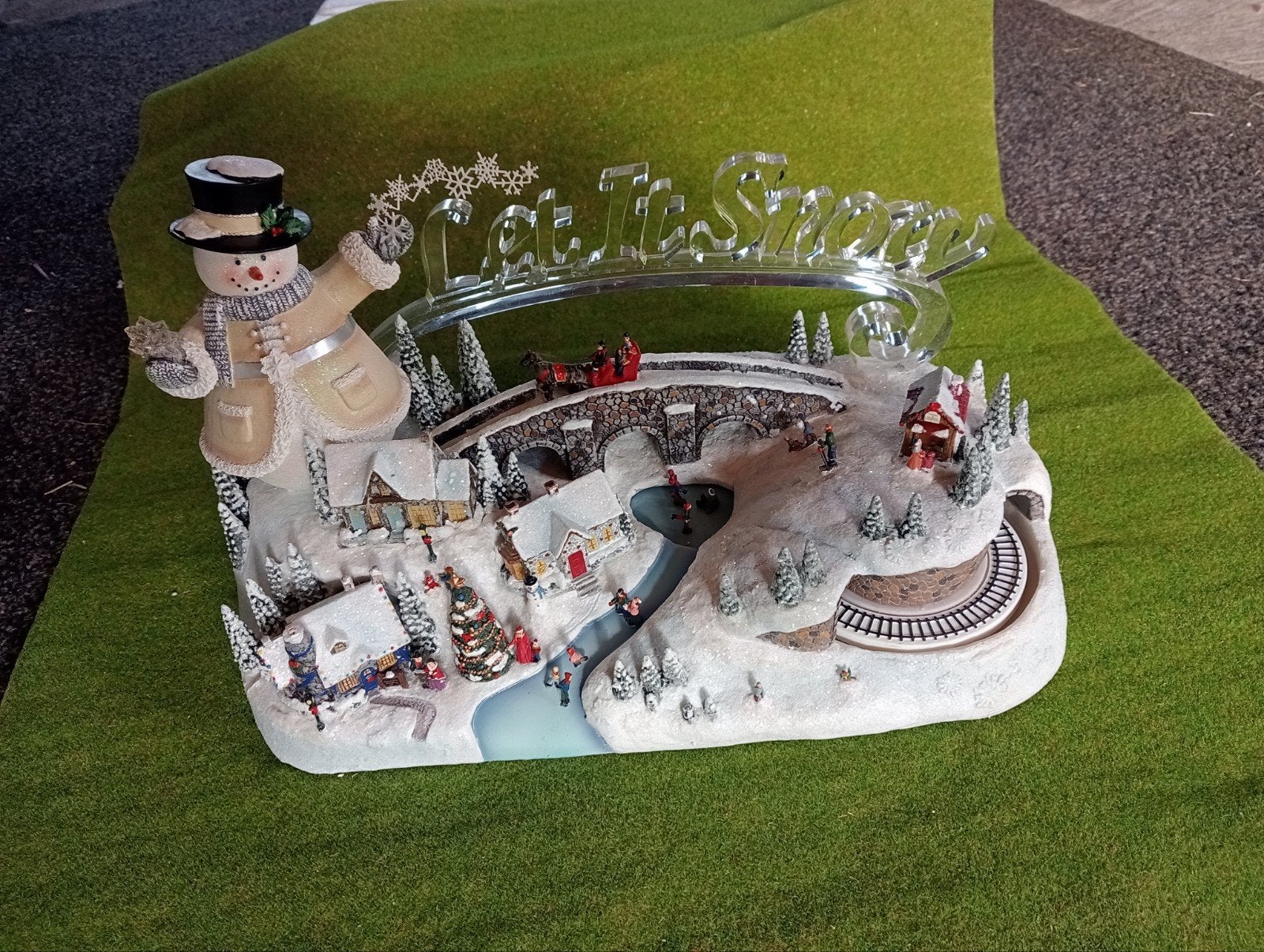 kerstdecoratie met muziek en rijdende trein., Diversen, Ophalen of Verzenden, Zo goed als nieuw