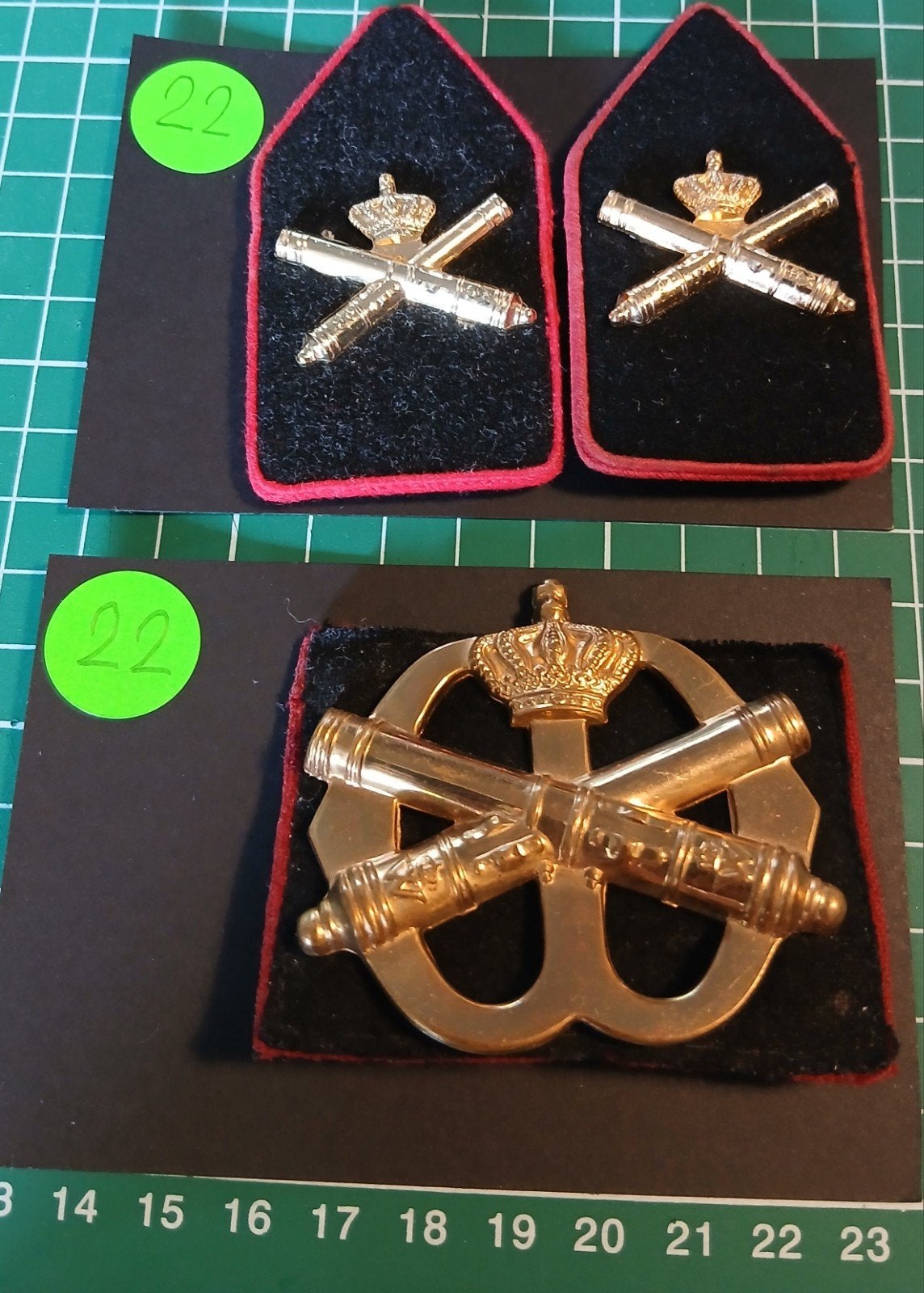 Set Baretembleem en kraagspiegels Veldartillerie., Ophalen of Verzenden, Landmacht, Nederland, Embleem of Badge