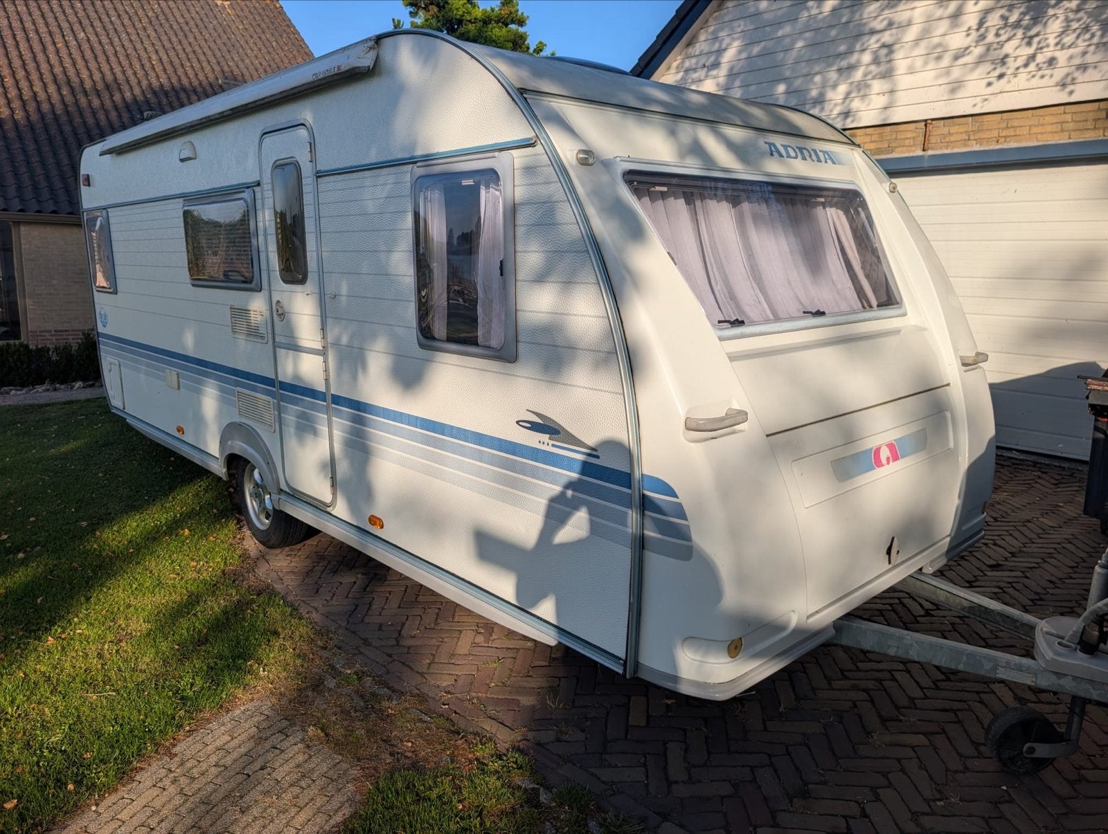 Adria Adora 552 PK - Ruime gezinscaravan met stapelbed, Vast bed, Rondzit, Particulier, Adria
