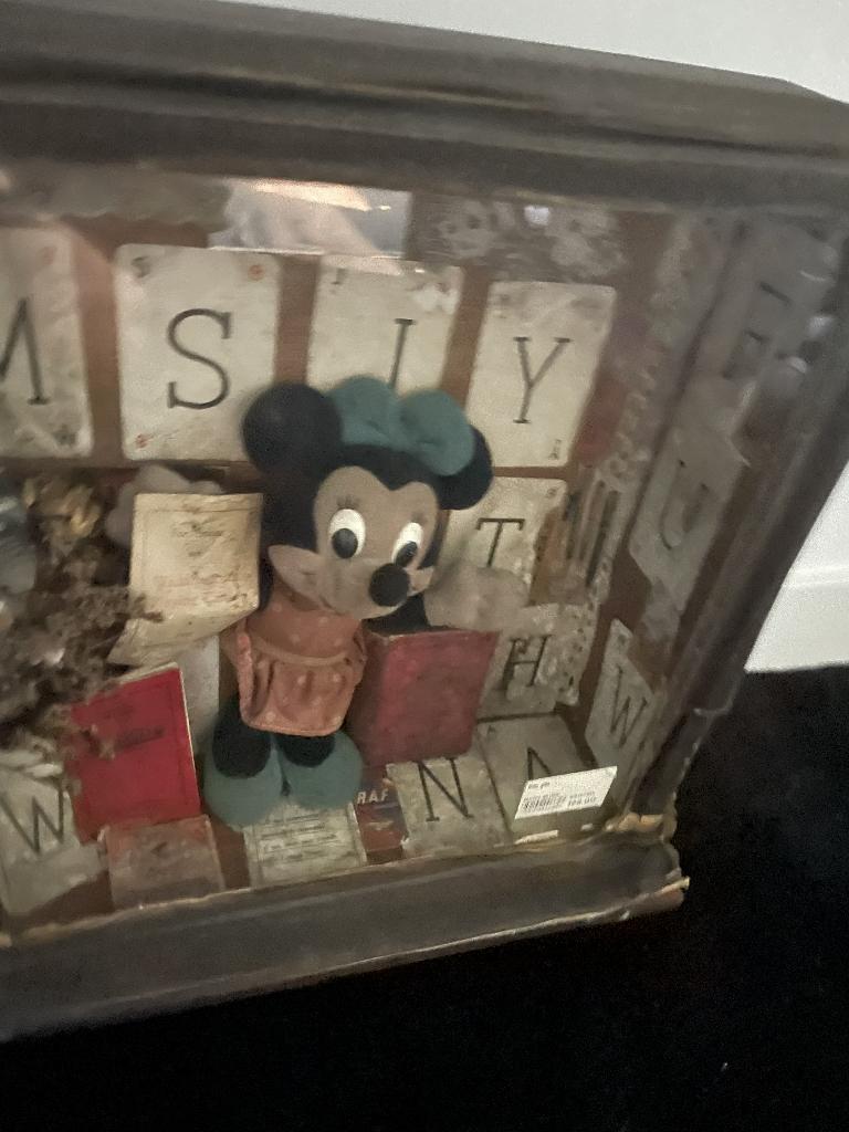 Minnie Mouse in vitrine, Ophalen of Verzenden, Overige figuren, Gebruikt, Beeldje of Figuurtje