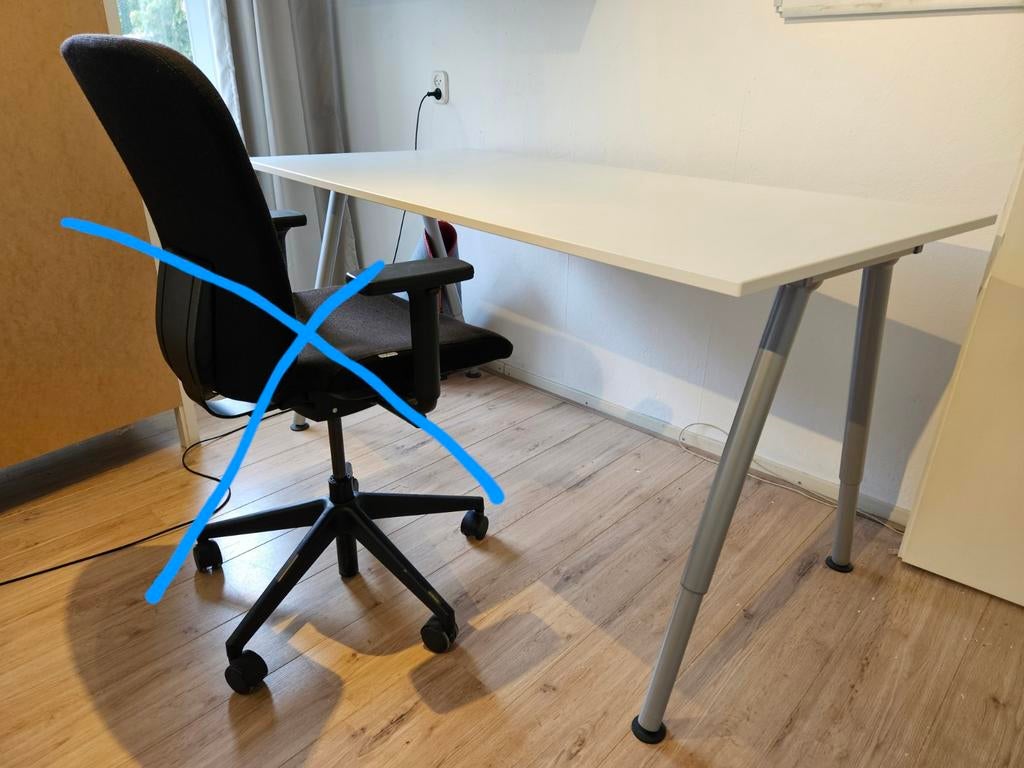 Bureau Thyge van Ikea, verstelbare hoogte, Ophalen, In hoogte verstelbaar, Zo goed als nieuw