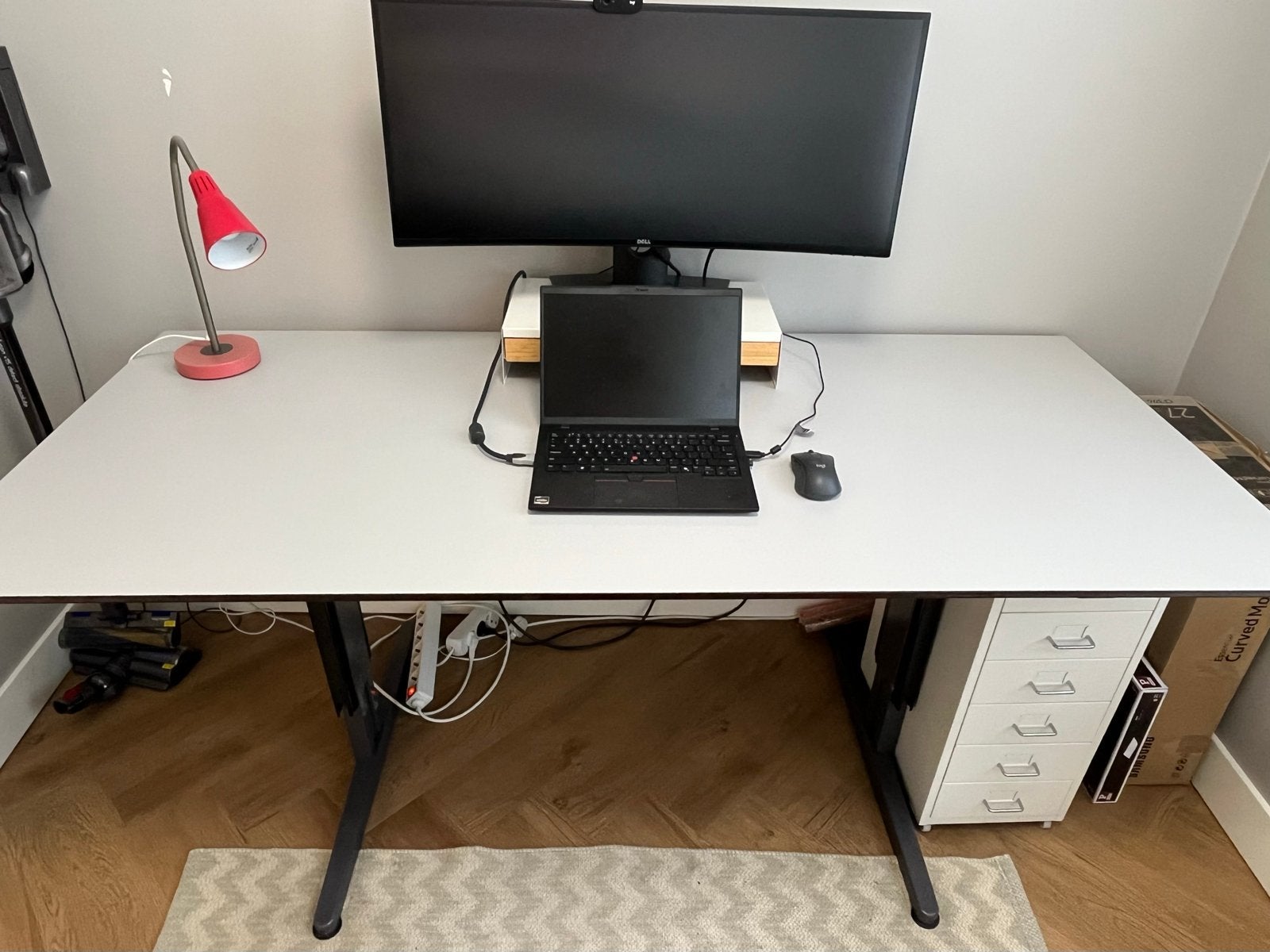 Modern lichtgrijs bureau 180x80 cm met verstelbare poten, Huis en Inrichting, Bureaus, Ophalen, Zit-sta bureau, 180 cm, Spaanplaat of MDF