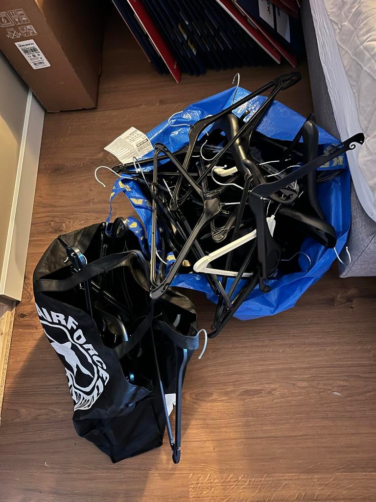 Ongeveer 50 kledinghangers, Ophalen, Gebruikt, Kunststof, Volwassenen