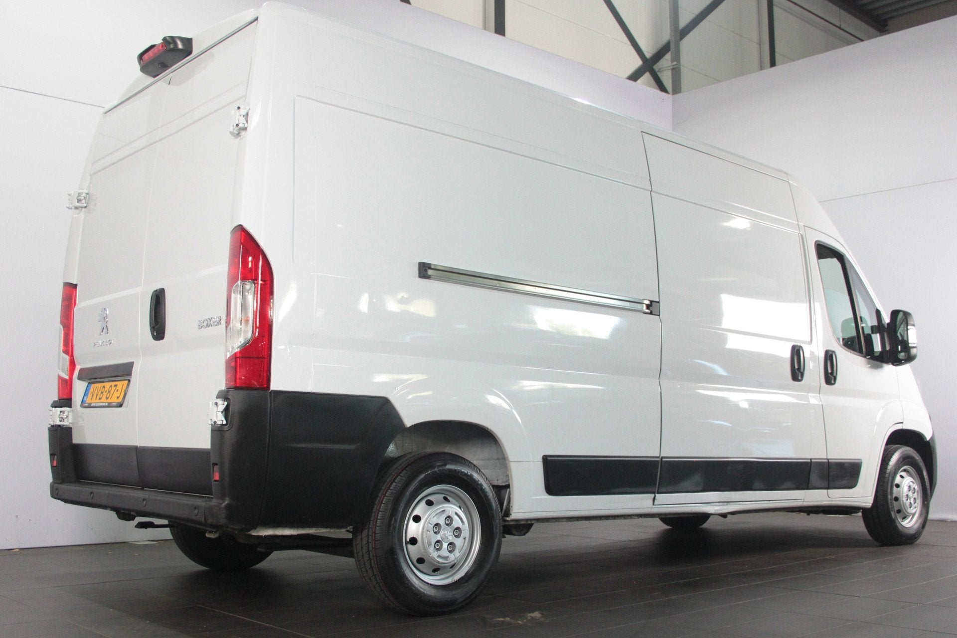 Peugeot Boxer 2.2 BlueHDi 140 L3H2 3.3t - Airco / Camera / C, Auto's, Bestelauto's, Voorwielaandrijving, Gebruikt, Euro 6, 4 cilinders