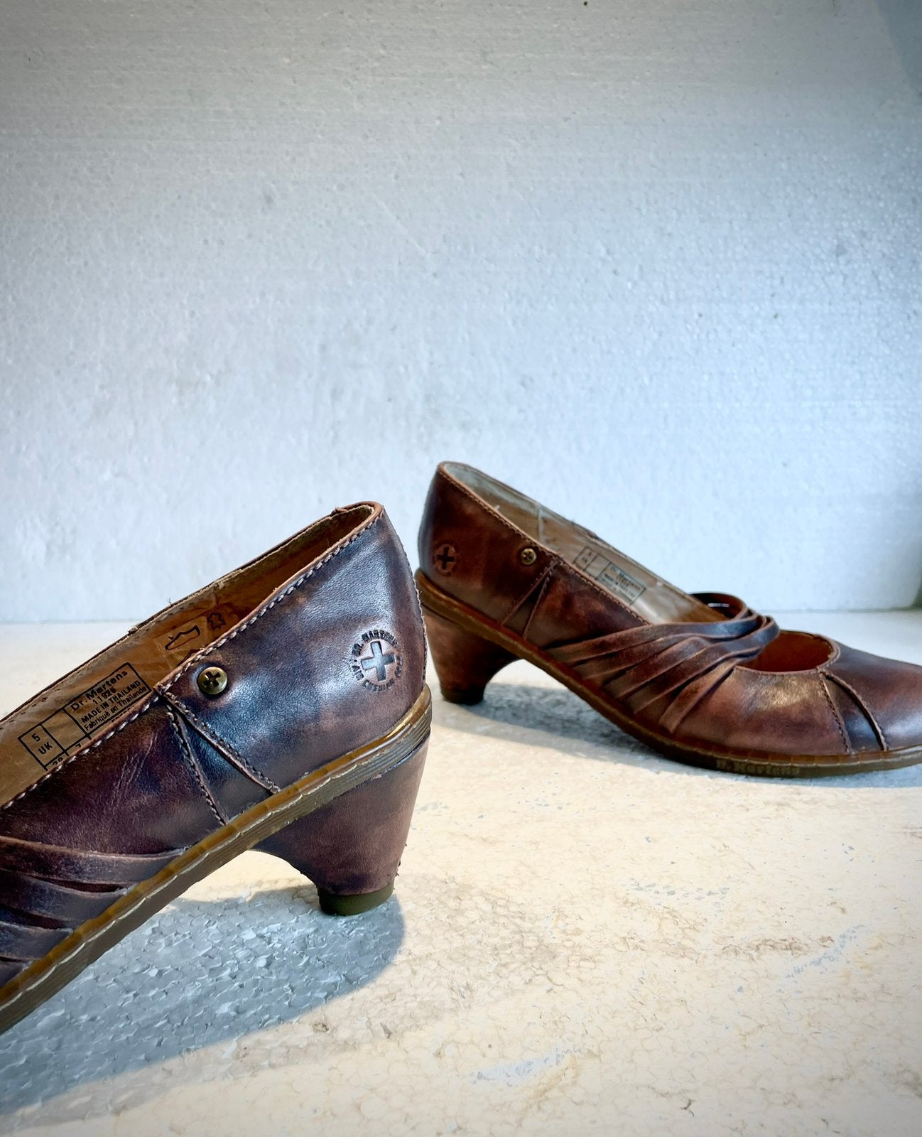 Dr. Martens schoenen met (lage) hakken pumps ‘used look‘ 38, Kleding | Dames, Ophalen of Verzenden, Bruin, Schoenen met lage hakken