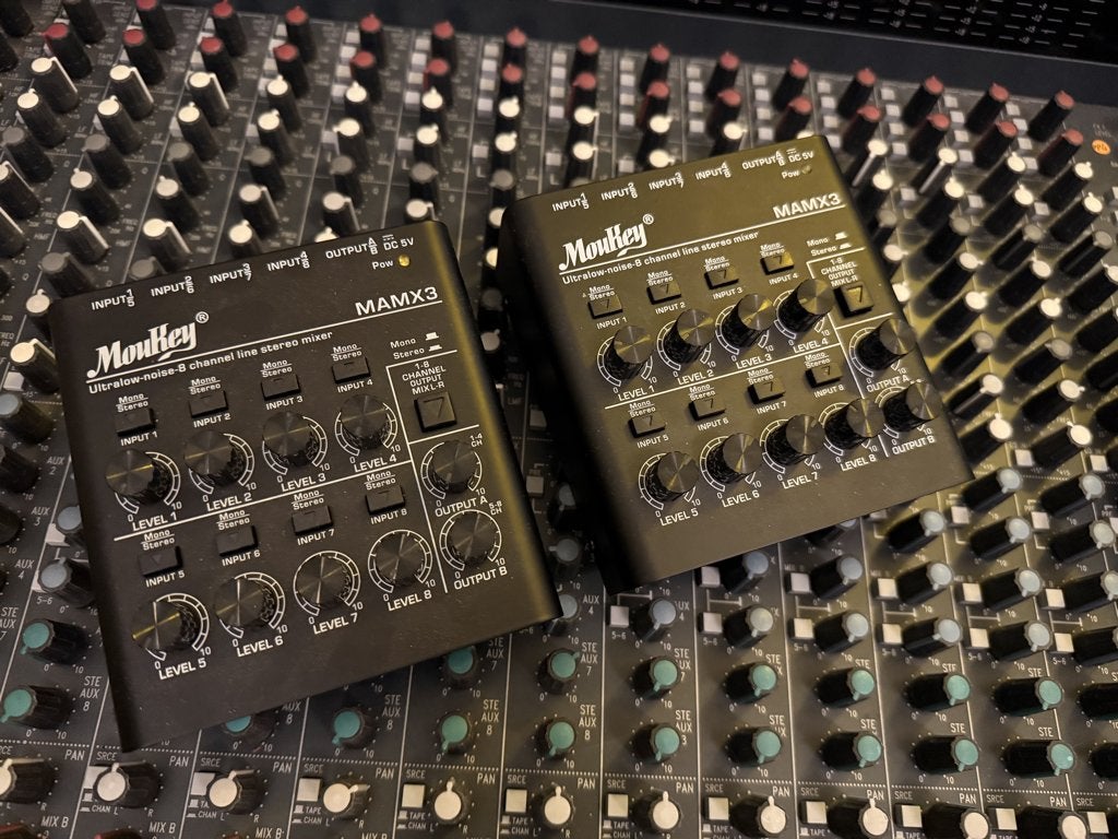 2x mini mixers moukey mamx3 - max 8 stereo kanalen per mixer, Muziek en Instrumenten, Mengpanelen, Ophalen of Verzenden, Zo goed als nieuw