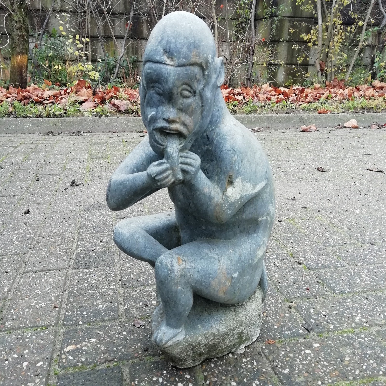 Zeer zwaar (bijna 25 kilo) beeld van aap die een banaan eet, Antiek en Kunst, Ophalen, Steen of Keramiek, Beeld, Zoogdier