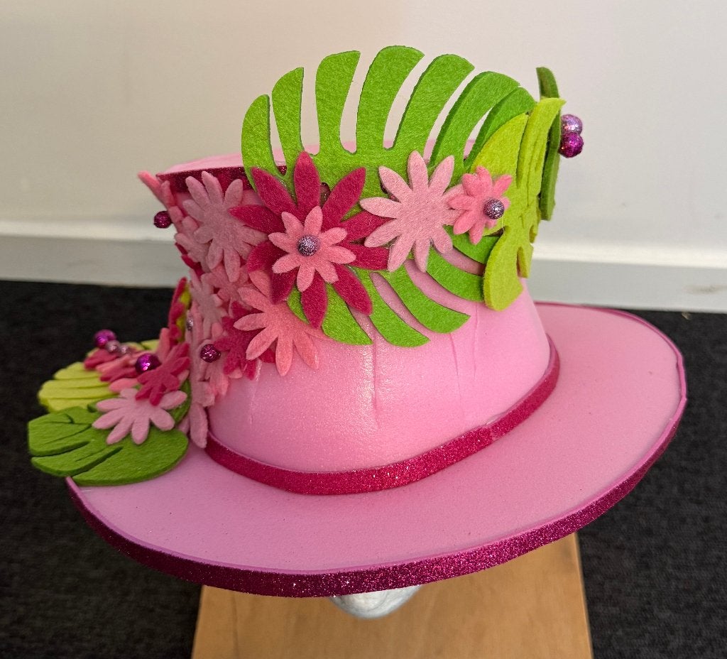 Foam hoed roze met vilten bloemen, Kleding | Dames, Ophalen of Verzenden, Nieuw, Carnaval, Accessoires