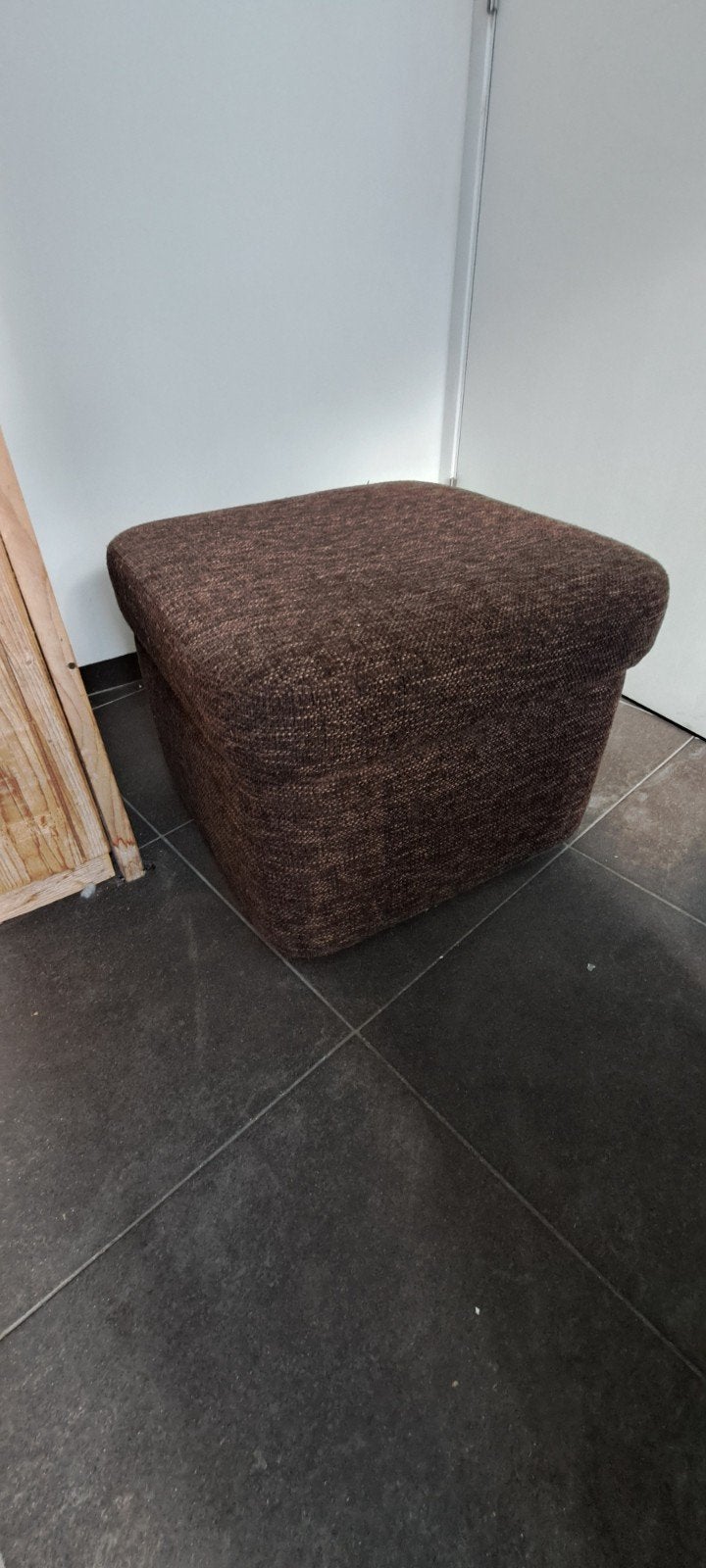 Bruine Hocker 60x60x45 cm - Gebruikt maar nog goed!, Huis en Inrichting, Banken | Voetenbanken en Poefen, Ophalen, Gebruikt, Stof