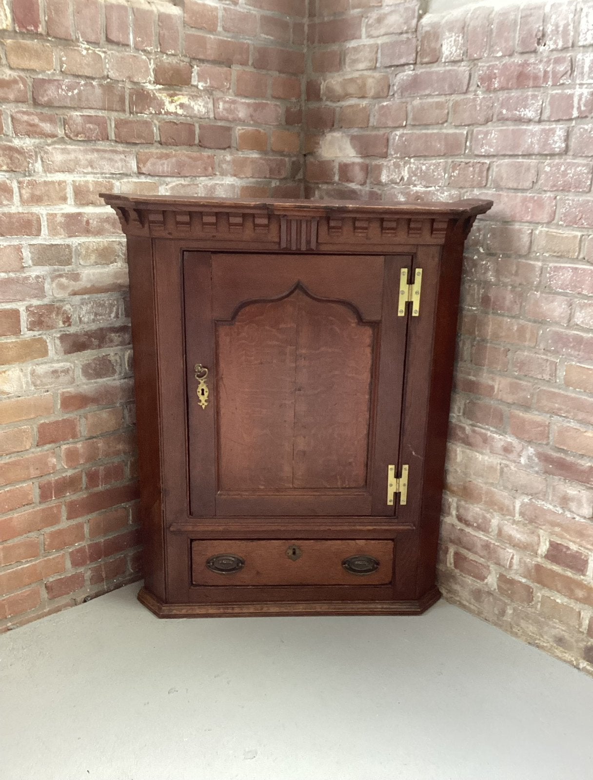Engelse Georgian antieke hoekkast, Ophalen