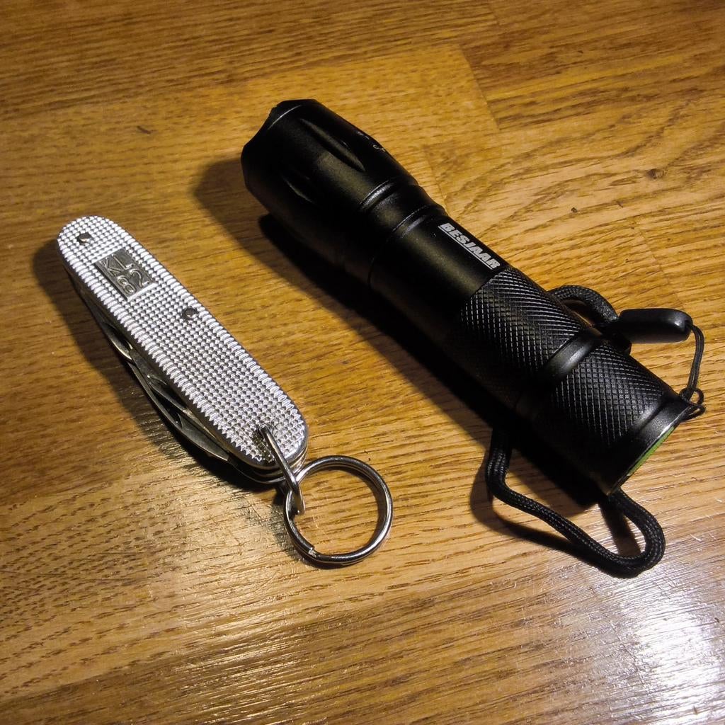 LED Lamp + Zwitsers Kon Landmacht Zakmes KL 82, Ophalen of Verzenden