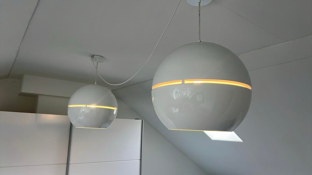 2 moderne witte hanglampen (bolvorm) – strak design, Ophalen of Verzenden, Zo goed als nieuw, Minder dan 50 cm