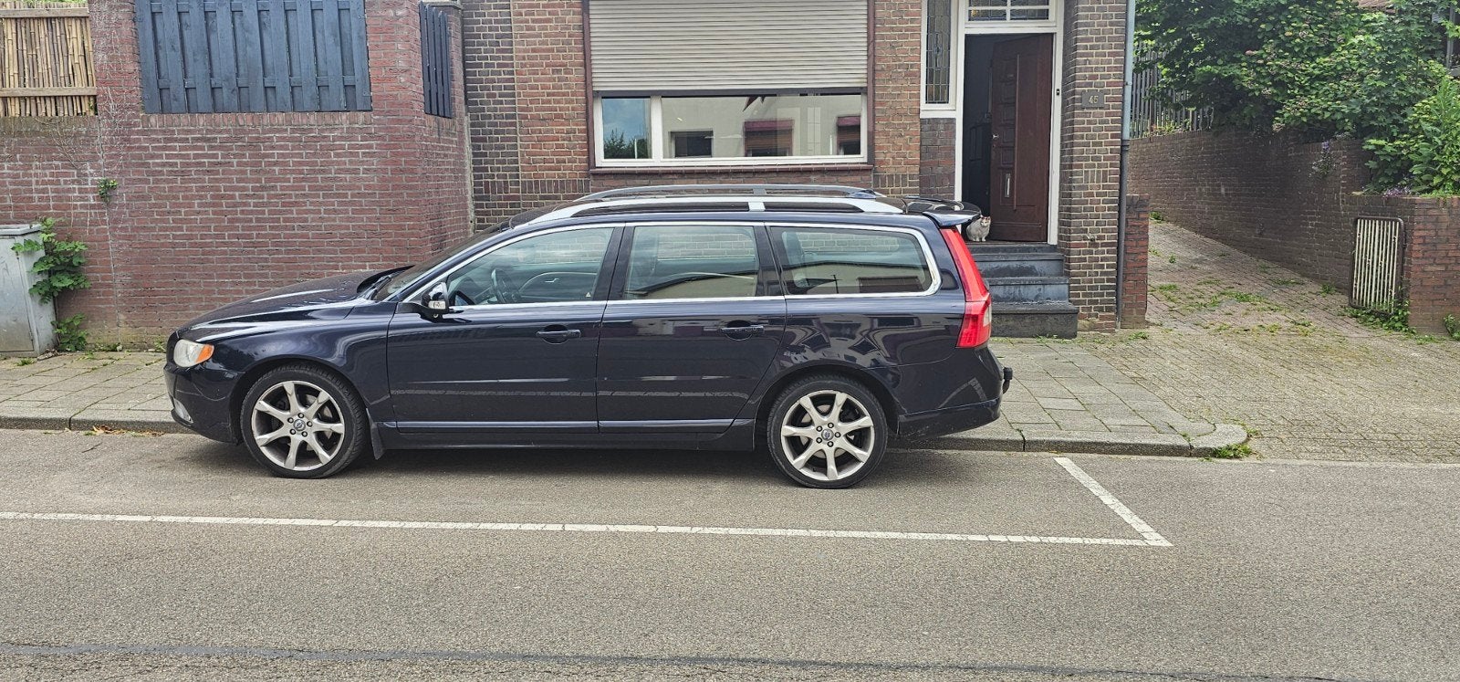 Volvo V70 2.4 D5 AUT 2009 Full Option BLIS, Radar Cruise etc, Zwart, 2000 kg, Blauw, Diesel