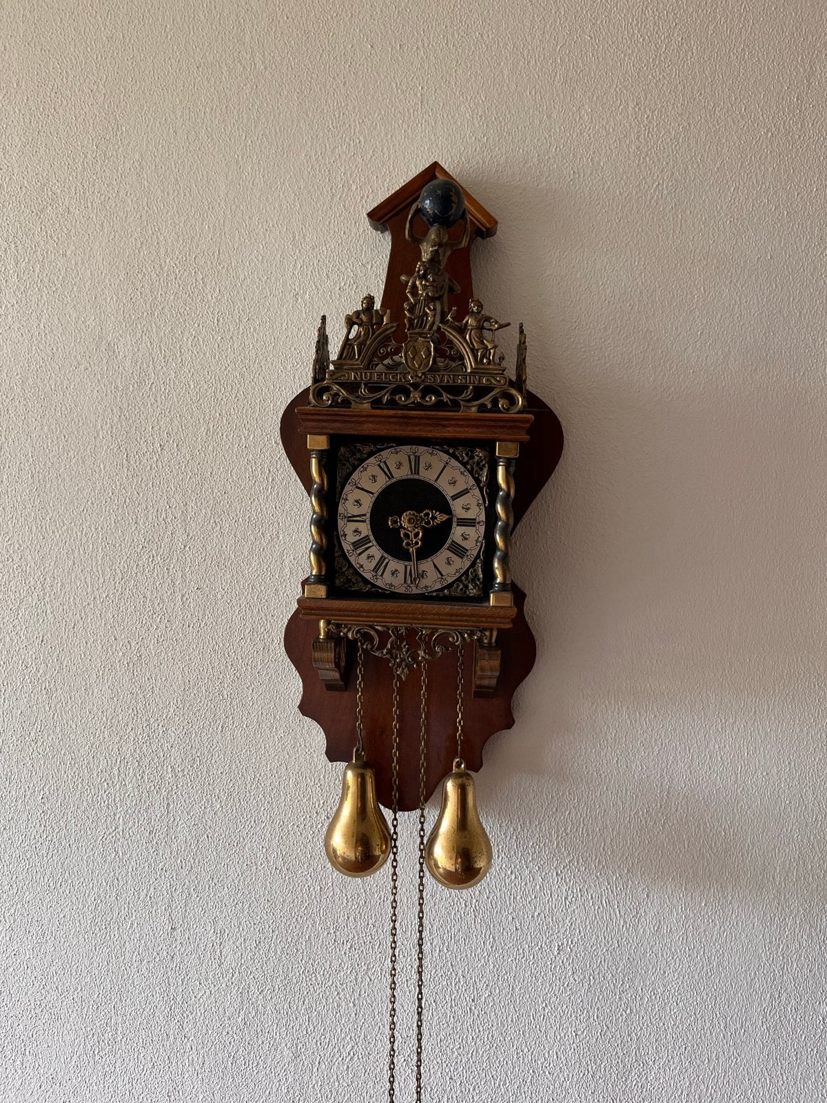 Friese Staartklok met Atlasbeeld, Ophalen