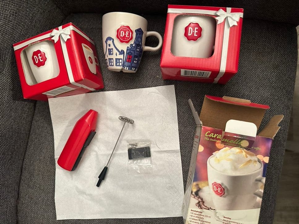 Complete Douwe Egberts Koffieset – Melkopschuimer + 3 Mokken, Ophalen of Verzenden, Zo goed als nieuw, Overige stijlen, Kop(pen) en/of Schotel(s)