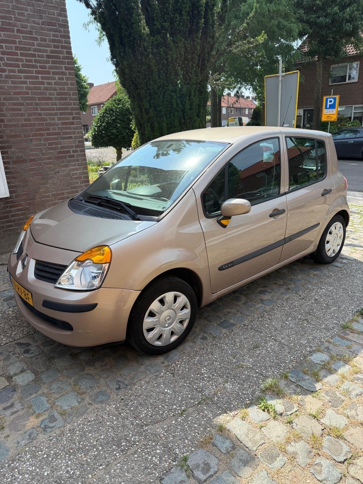 Renault Modus 1.4 16V 2005 Beige, Auto's, Renault, Voorwielaandrijving, 4 cilinders, Handgeschakeld, Grijs