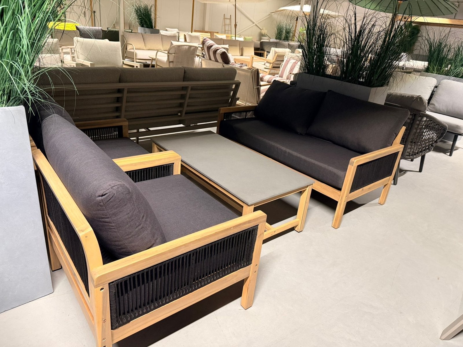 Stijlvolle Loungeset met Houten Frame en Donkere Kussens, Tuin en Terras, Tuinsets en Loungesets, Ophalen, 4 zitplaatsen, Nieuw