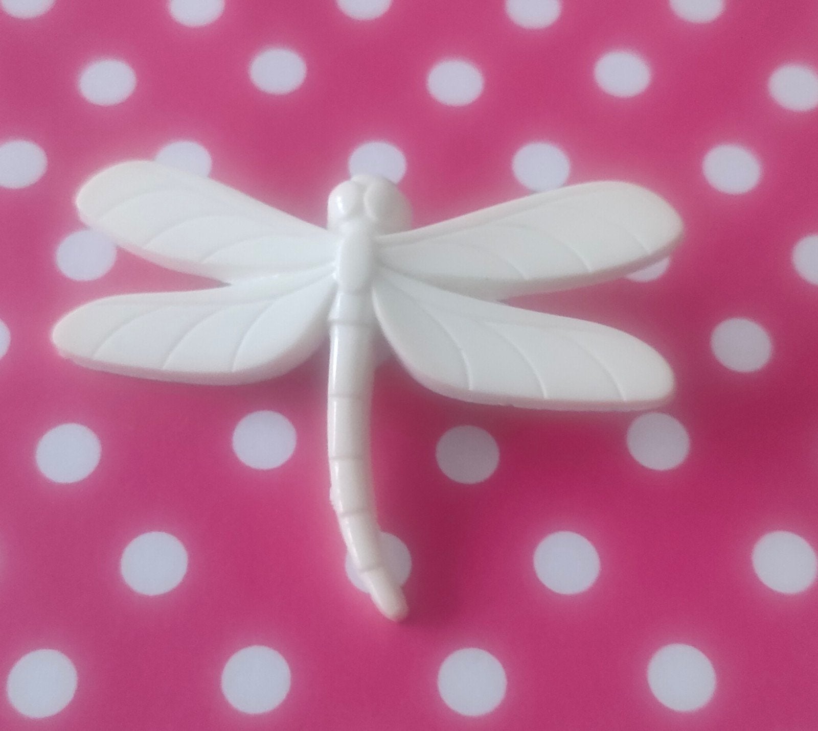 Vintage jaren '60 witte kunststof libelle broche., Ophalen of Verzenden, Zo goed als nieuw, Minder dan 4 cm, Wit