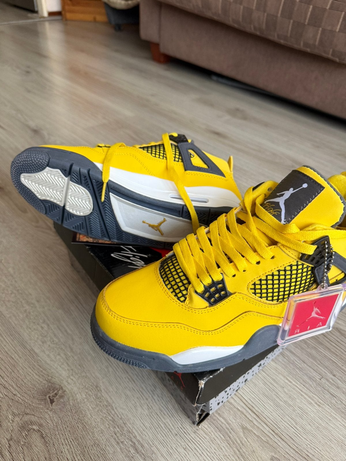 Air Jordan 4 Retro Lightning Yellow, Ophalen of Verzenden, Zo goed als nieuw, Overige kleuren