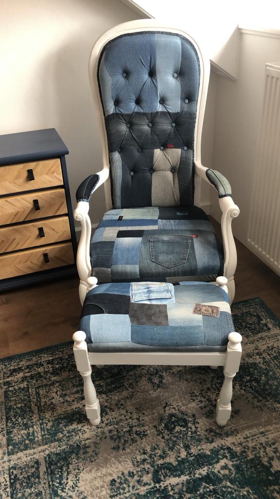 Unieke fauteuil met voetenbankje in denim patchwork, Gebruikt, Blauw, Ophalen of Verzenden, Eén