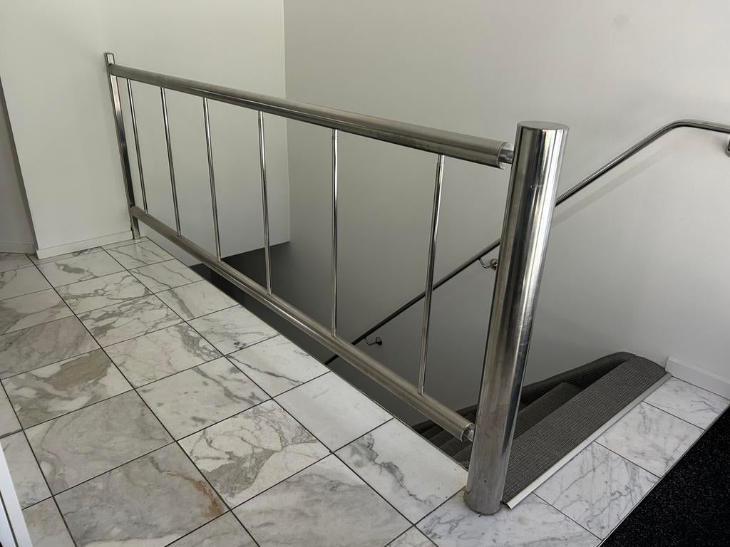 RVS balustrade 234 cm – modern design – traphek/trapleuning, Ophalen, Zo goed als nieuw