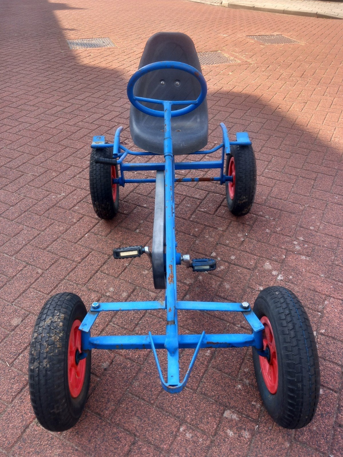 Blauwe skelter met 2 langzaam leeglopende banden